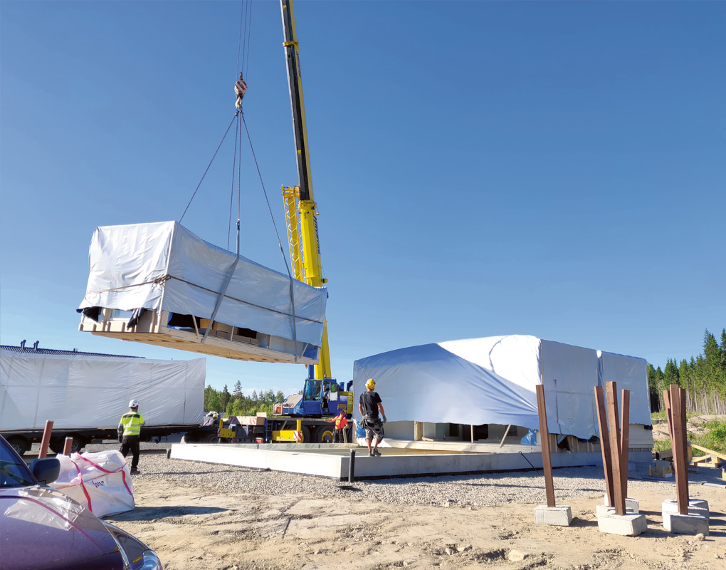 Muurametalojen tilaelementtimodulit rakennetaan mahdollisimman pitkälle valmiiksi ja nostetaan sitten paikalleen rakennuspaikalla. 