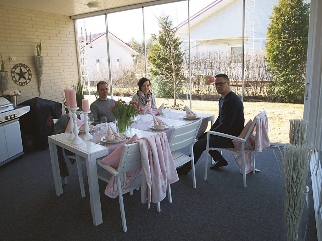 Marko ja Pauliina Suvisalmen terassia peittää kauttaaltaan harmaa matto. Lasit pitävät sen kuivana ympäri vuoden. Sami Kivelä suositteli pariskunnalle kirkkaita laseja, jotka tuovat tilaan lisää avaruuden tuntua. 