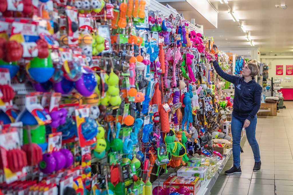 Värikkäitä kotieläintarvikkeita esillä