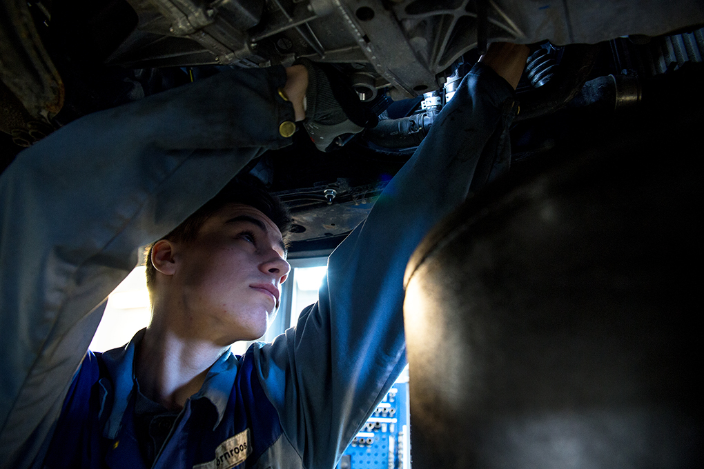 Merkkikorjaamossa huolletaan sähköautotkin..
