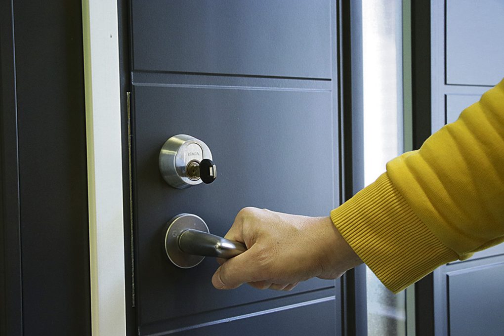 Tumman harmaa on nyt ovien trendiväri.