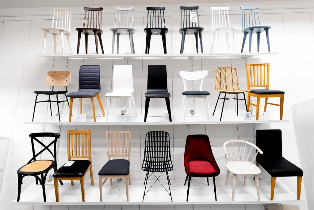 Kalustekaupan tuoleja rivissä