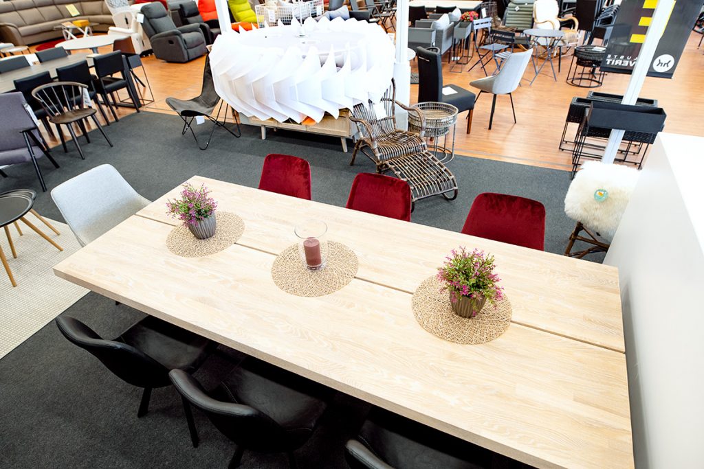 Komea katettu puupöytä