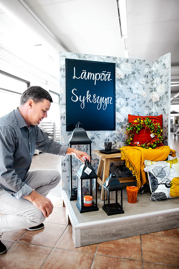 Lukselin kauppias Rauno Ketola kyykistyi syksyiseen sisustusnurkkaukseen. 