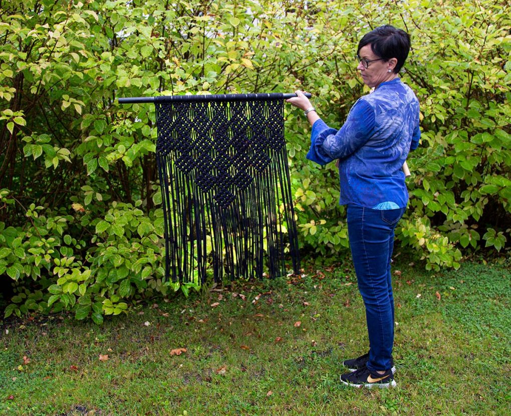 Taito E-P:n Ulla Vilén esittelee makramee-työtä