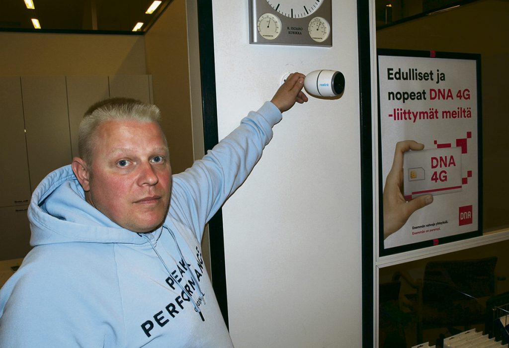 Uusissa valvontakameroissa ei Teemu Mäkelän mukaan tarvita enää sähköä. Riittää, kun akku ladataan kerran kuukaudessa. 