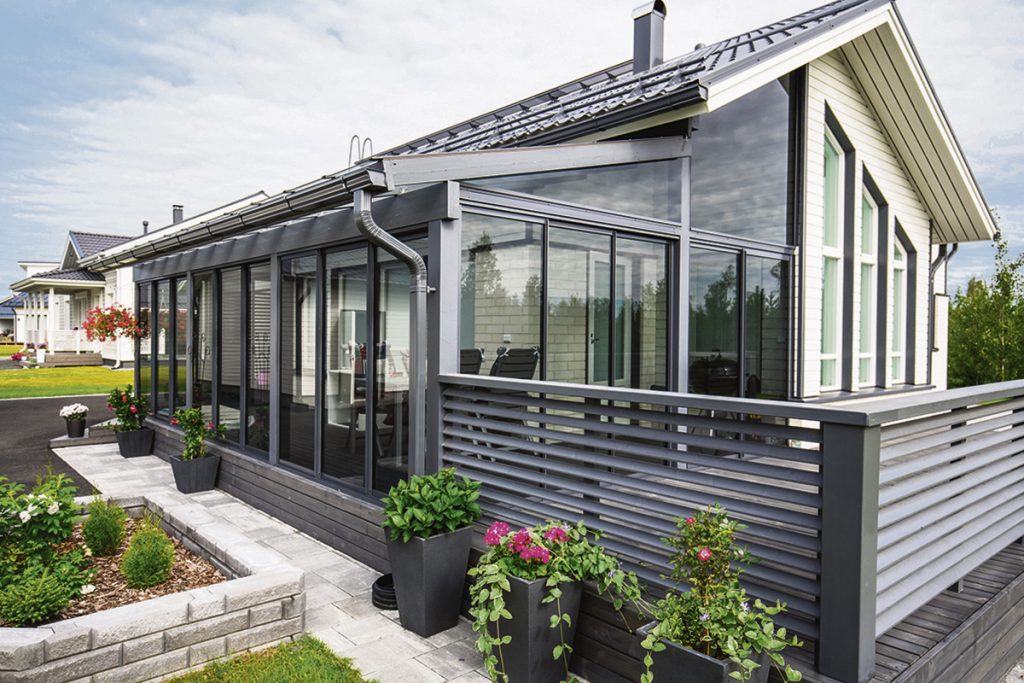 Lasiterassin katon voi tehdä lasista tai myös muusta materiaalista.