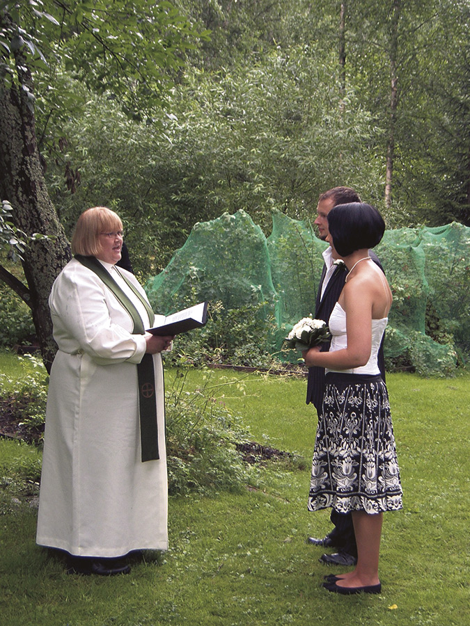 Vihkitilaisuus puutarhassa.