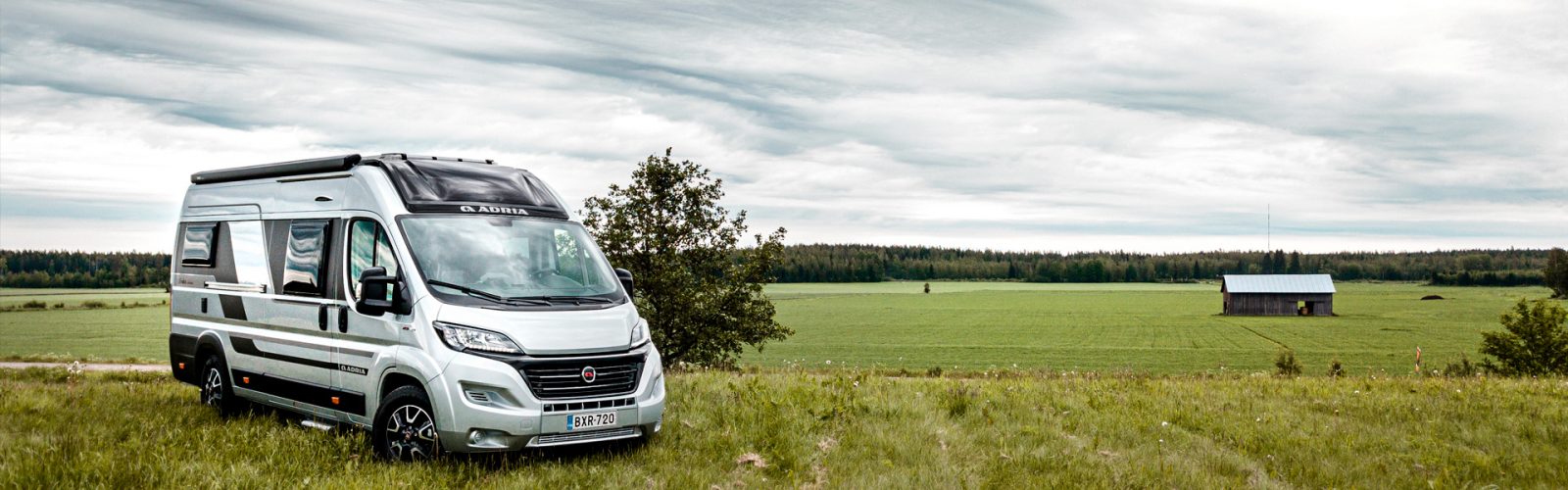 Retkeilyauto on kompakti vaihtoehto asuntoautolle.