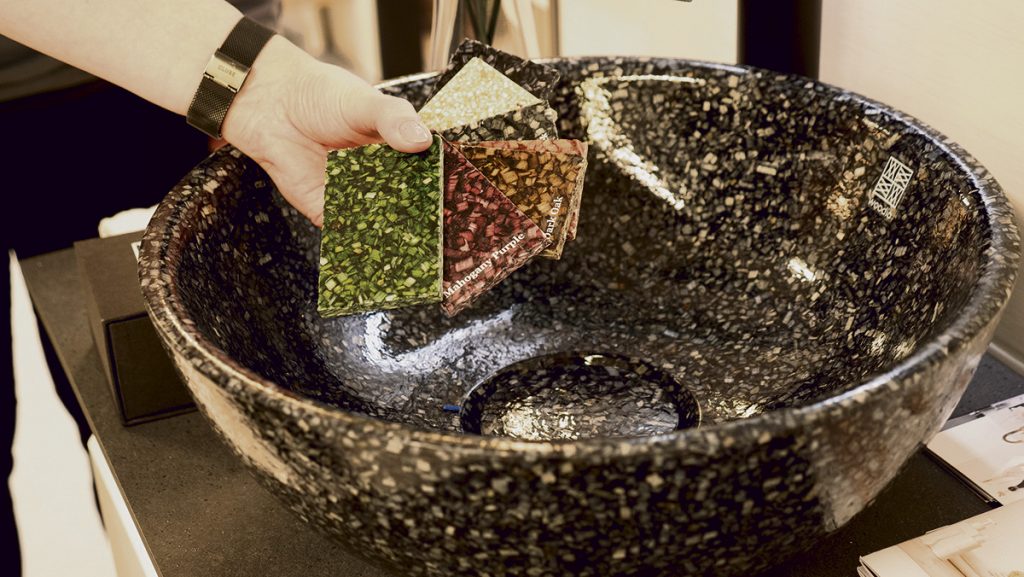 Uutuutena kylpyhuoneen altaissa suomalainen puukomposiitti materiaali sekä upeat värivaihtoehdot.