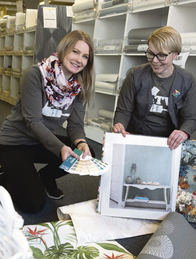 RTV:n sisustussuunnittelija Meri Rapo ja  sisustusmyyjä Maarit Takamäki esittelevät tapettimallistoja.