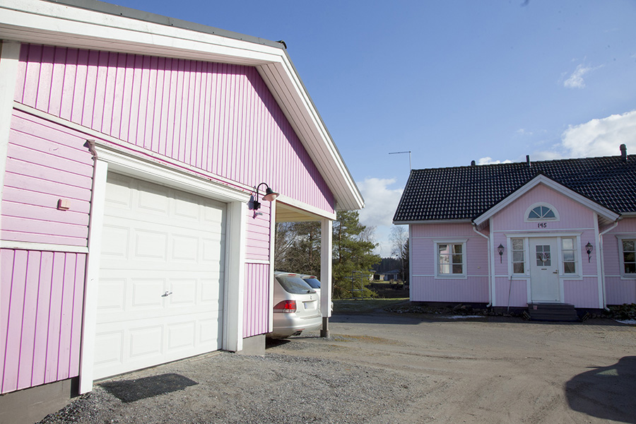 Suvi ja Tommi Loukolan pinkki omakotitalo