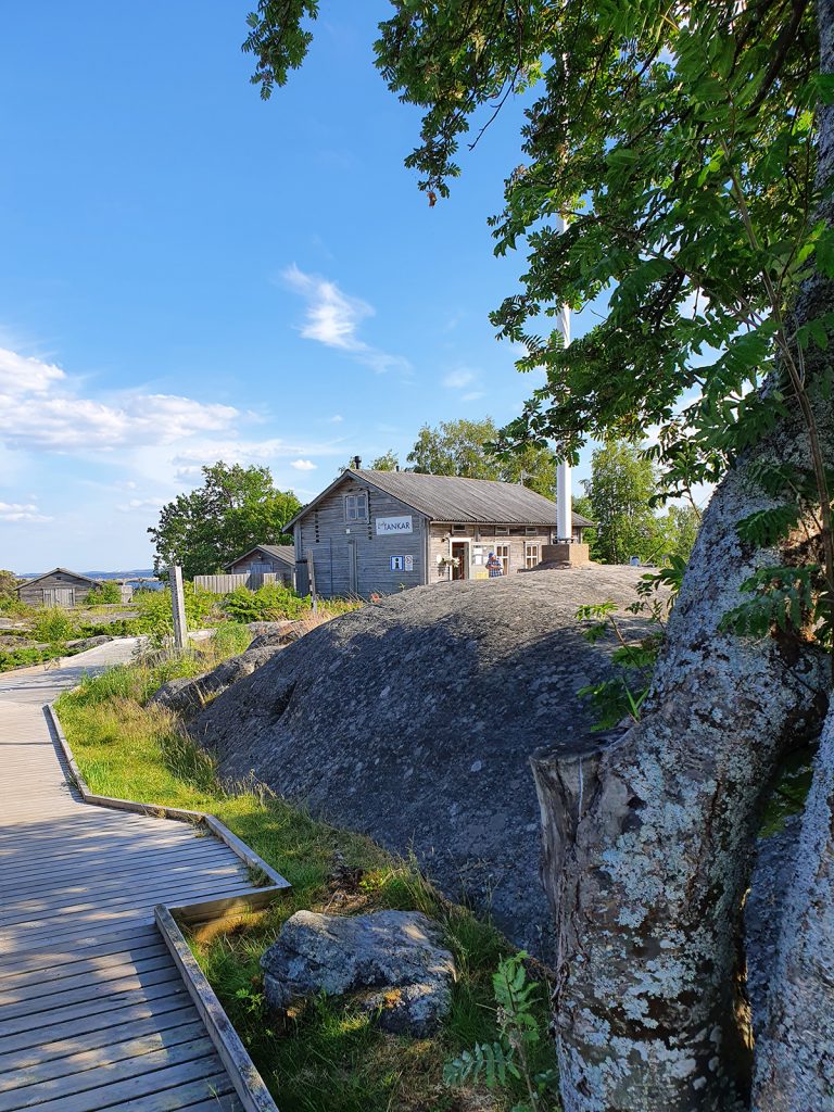 Cafe Tankar palvelee saarella vierailijoita ja mökkien omistajia