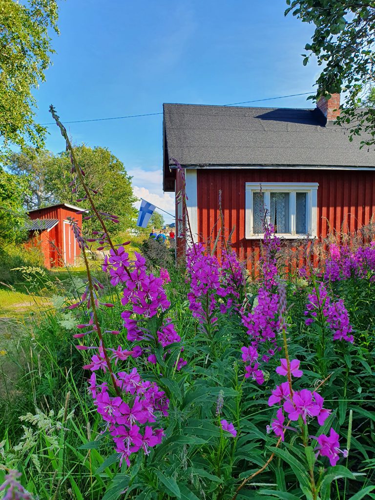 Tankar on tunnettu pienistä idyllisistä mökeistään, jotka on rakennettu luotsien, majakanvartijoiden ja kalastajia asuttaessa saarta