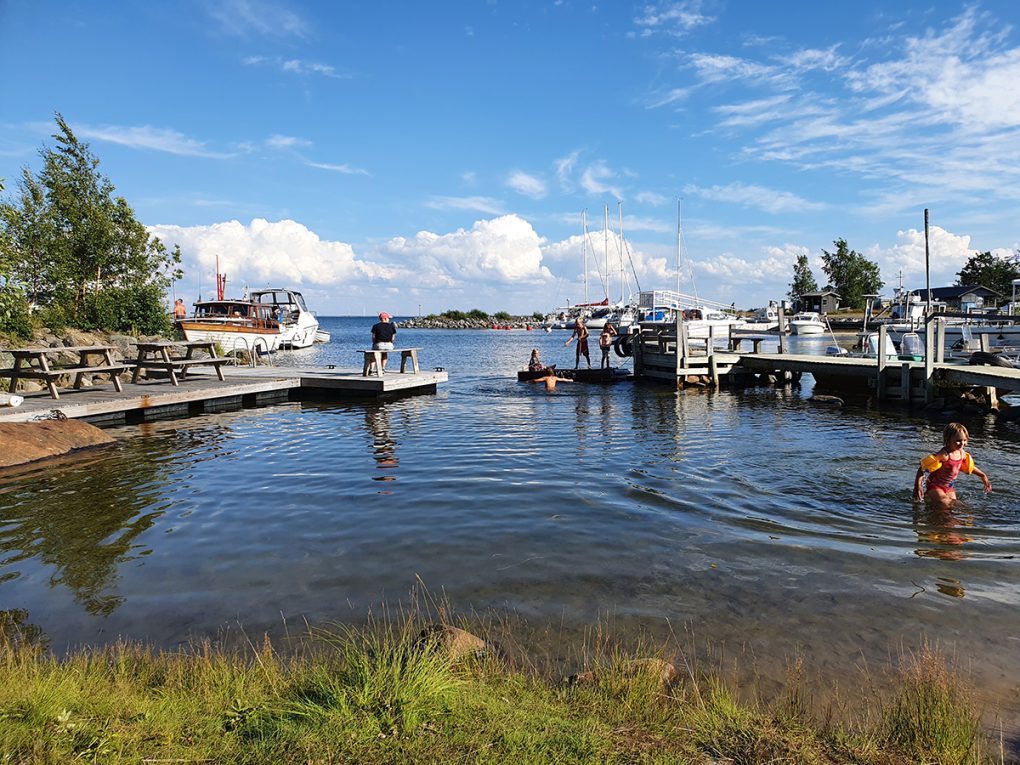 Tankarin sataman tuntumassa sijaitsee suojaisa uimaranta
