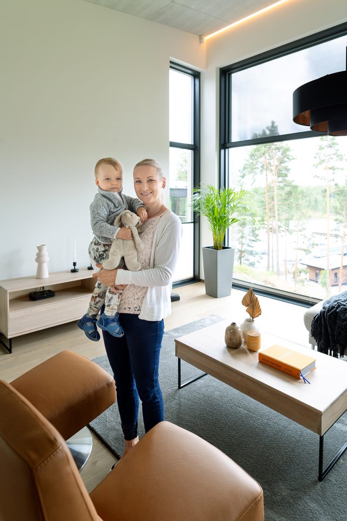 Tuuli Ekman ja poikansa Eemil seisovat kodin tilavassa oleskeluhuoneessa