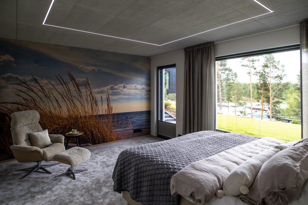 Vanhempien makuuhuone sijaitsee kodin alakerrassa