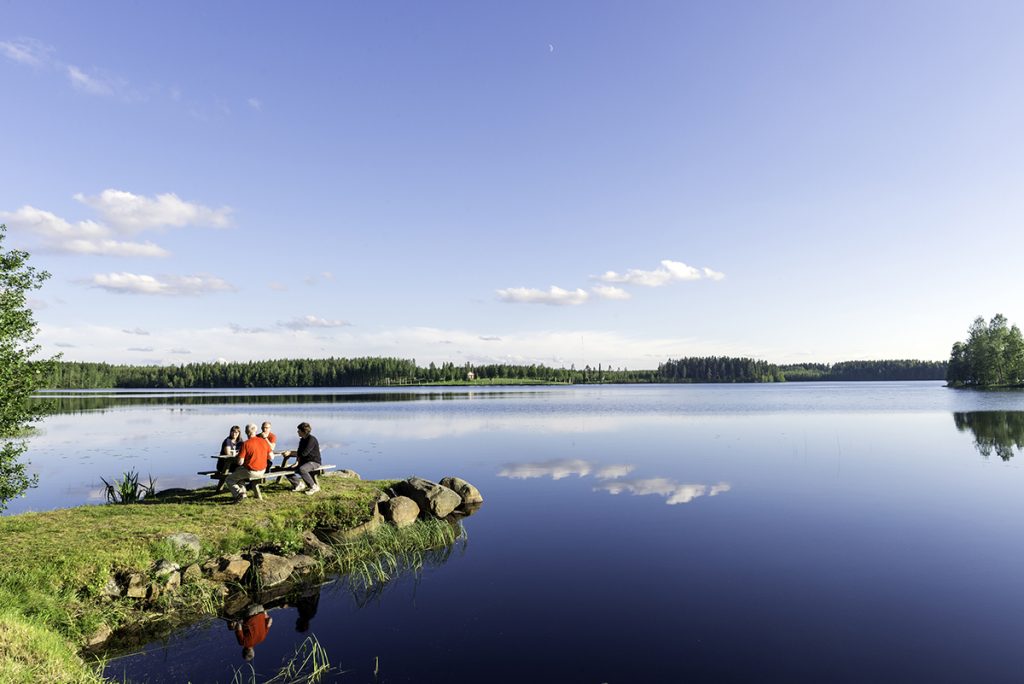 Pedersören Saukonreitin vaellusreitti sijaitsee vesistön rannassa