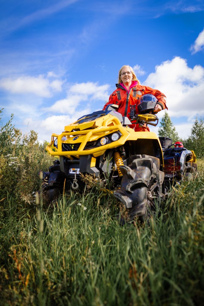 Jennika Koivuniemi istuu mönkijän päällä
