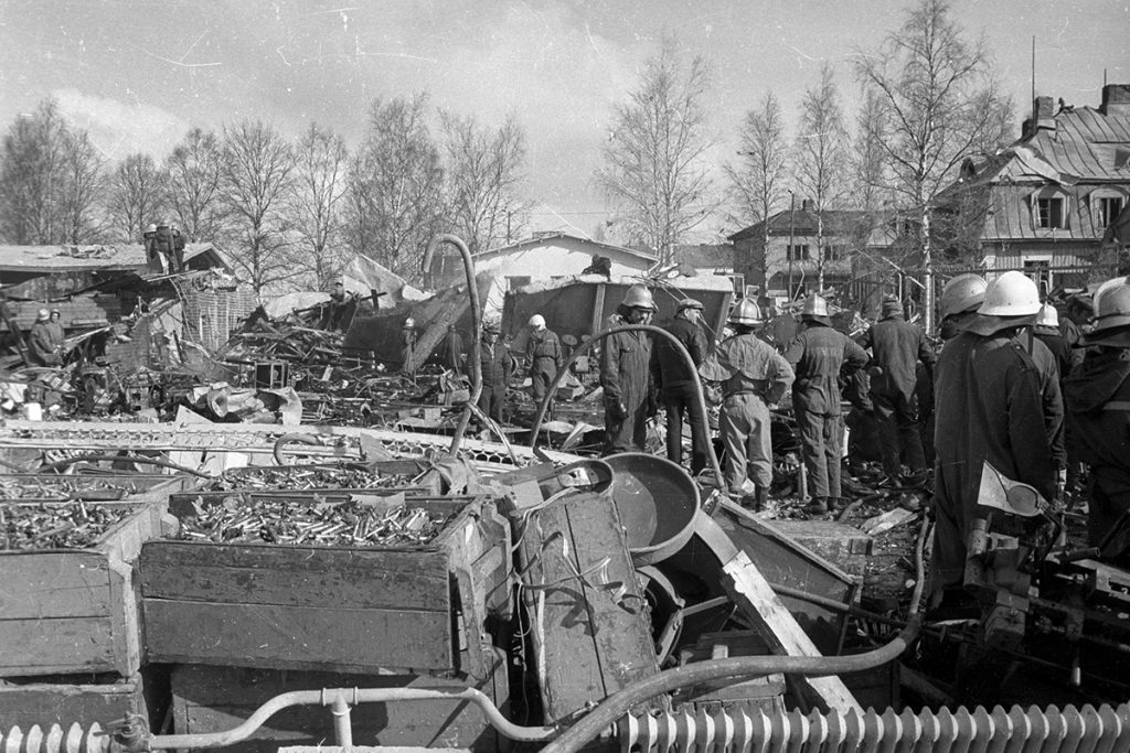 Lapuan patruunatehtaan räjähdys 13.4.1976. Kuva: Ilkan valokuva-arkisto.