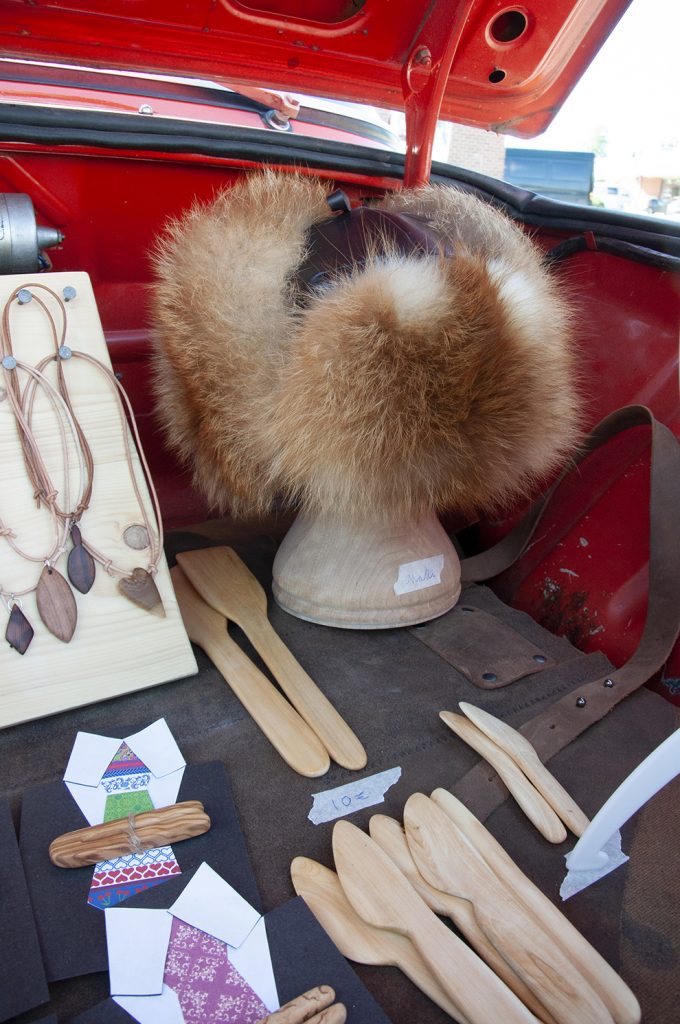 puukoruja, puuveitsiä ja turkislakki