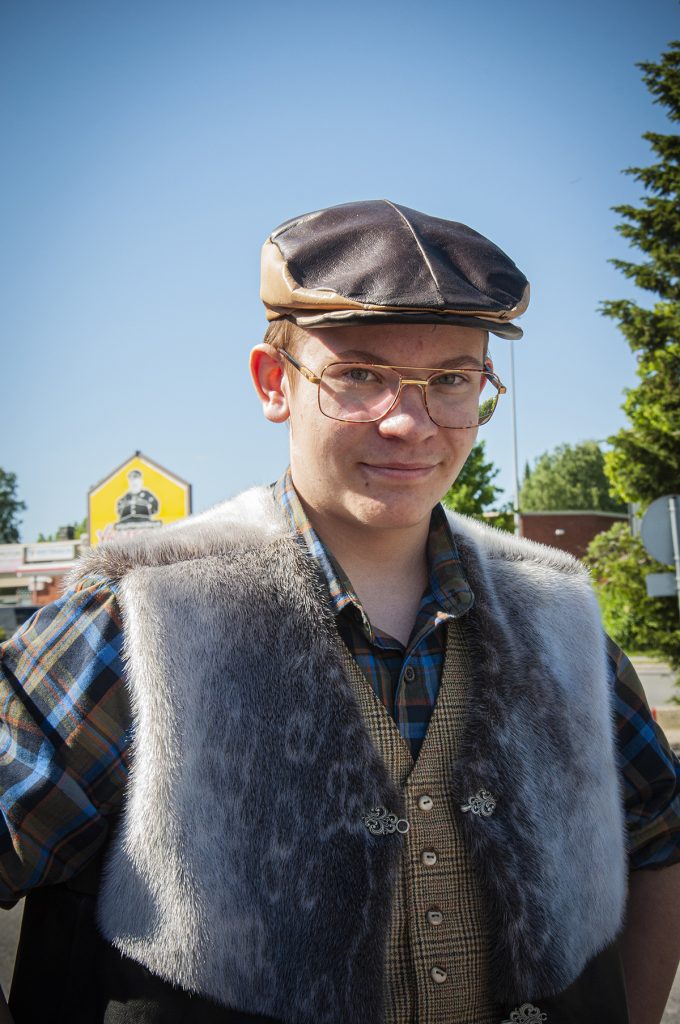 Sakari Linna päällään itsetehty turkisliivi