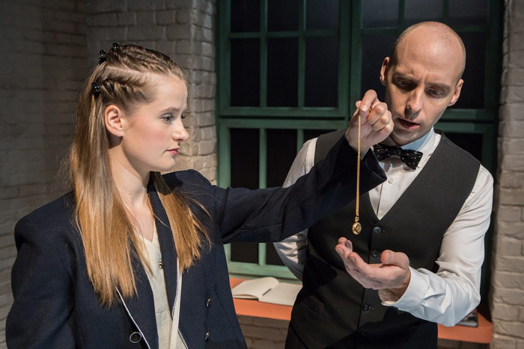 Patruunatehdas-näytelmä