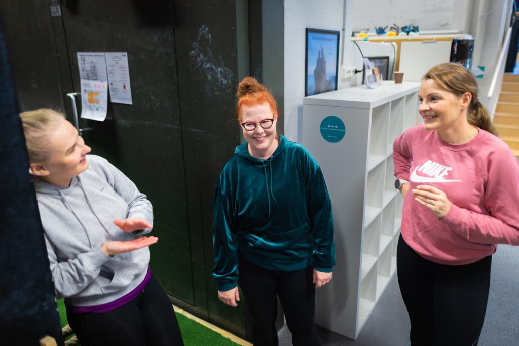 Kolmen hengen ryhmä pohtii Wasa Up tehtäväradalla saatua rastia