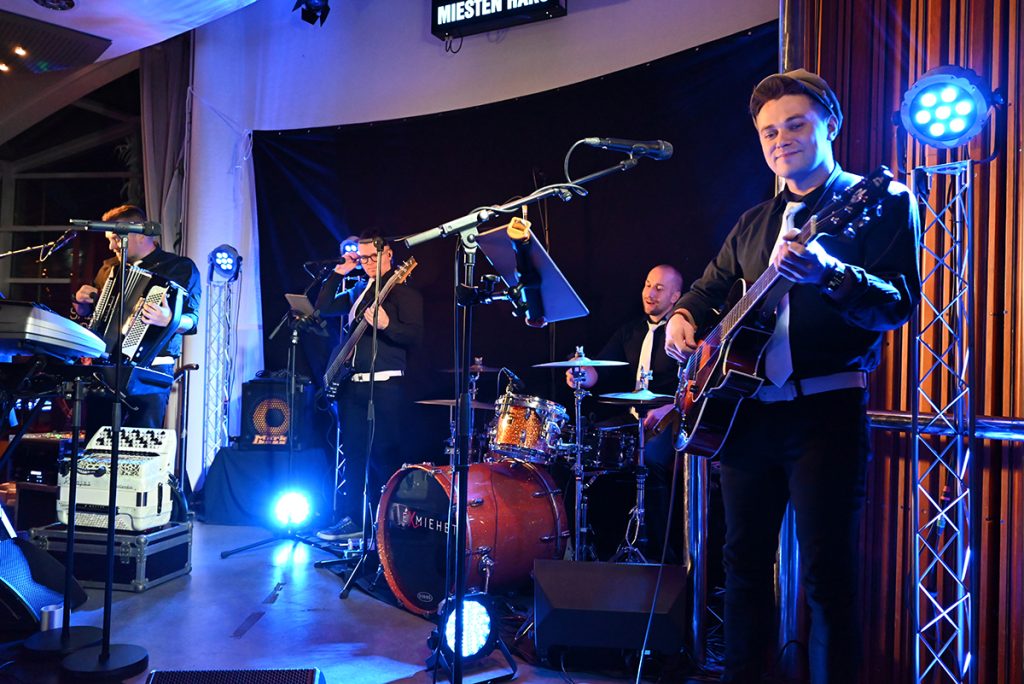 Saija Tuupanen ja Ex-Miehet Härmän Kylpylä