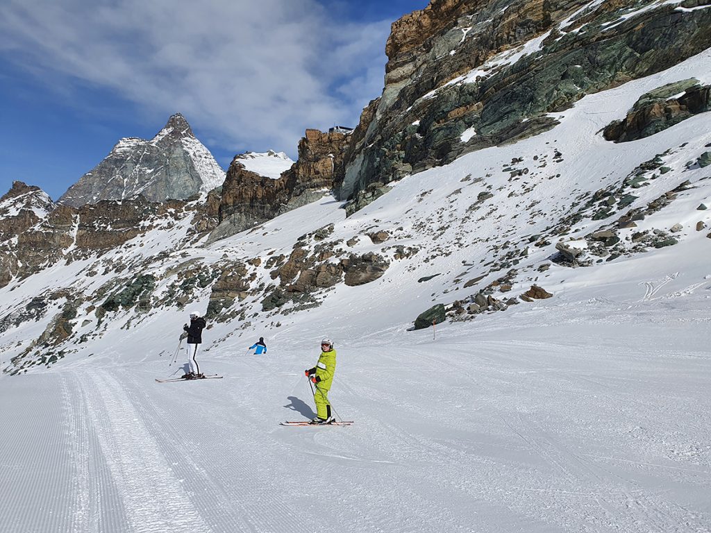 Kaksi laskettelijaa nauttii auringosta Cervinian rinteillä