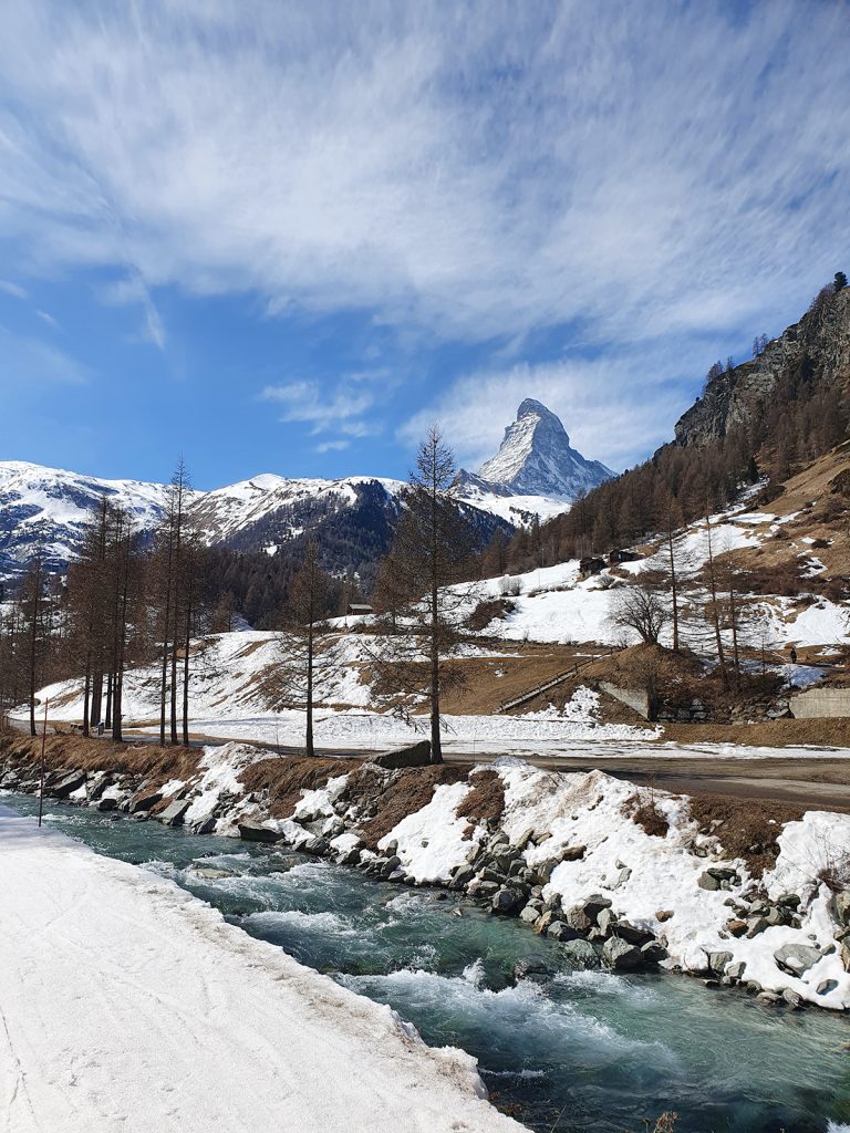 Matterhorn-vuoren silhuetti näkyy sekä Cervinian että Zermattin puoleisilta rinteiltä