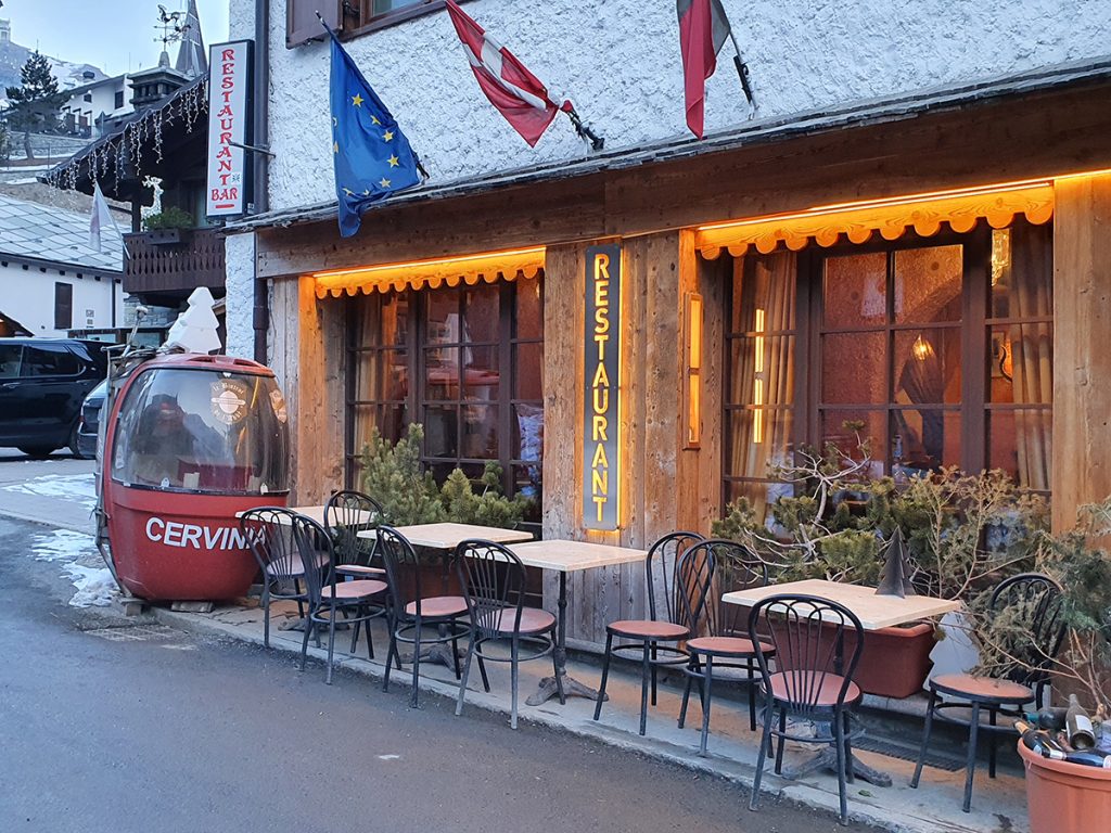 Tunnelmallinen ruokaravintola Cervinian kylän keskustassa