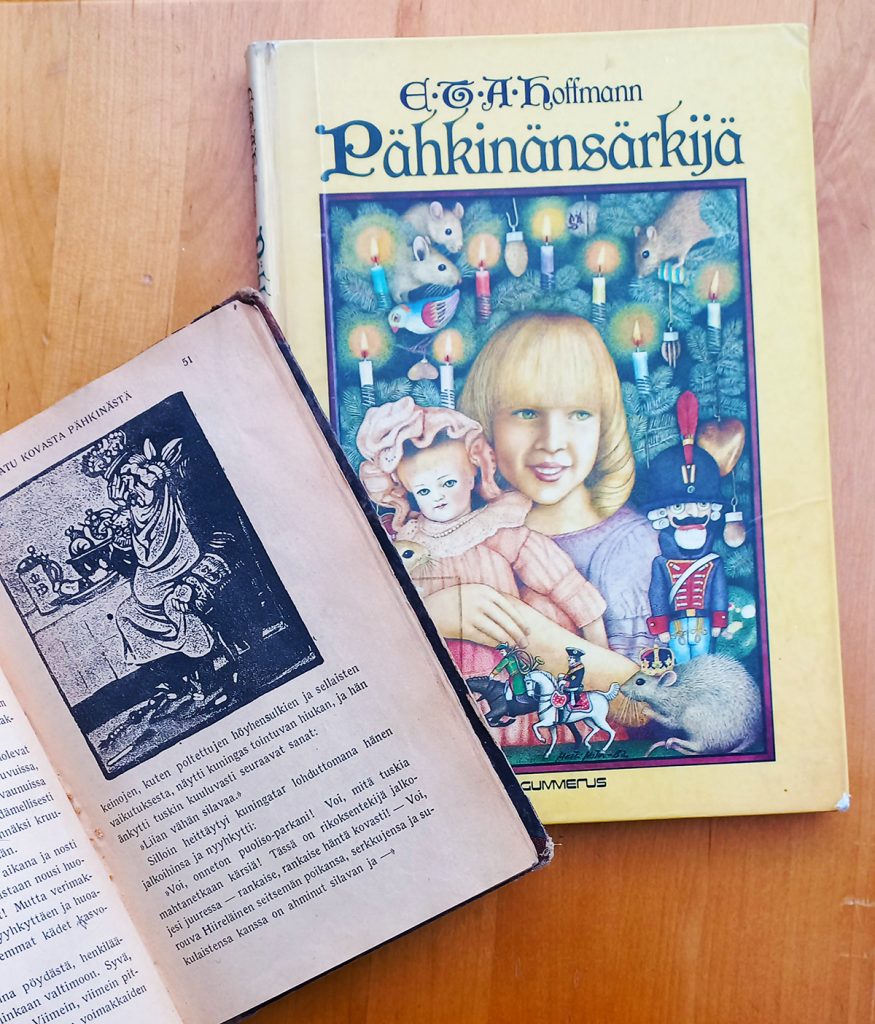 Kaksi E.T.A. Hoffmanin Pähkinänsärkijä ja hiirikuningas -kirjaa pöydällä