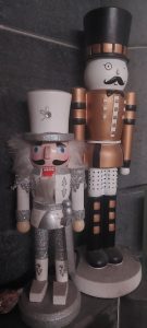 Kaksi eri pituista puista pähkinänsärkijänukkea seisomassa pöydällä