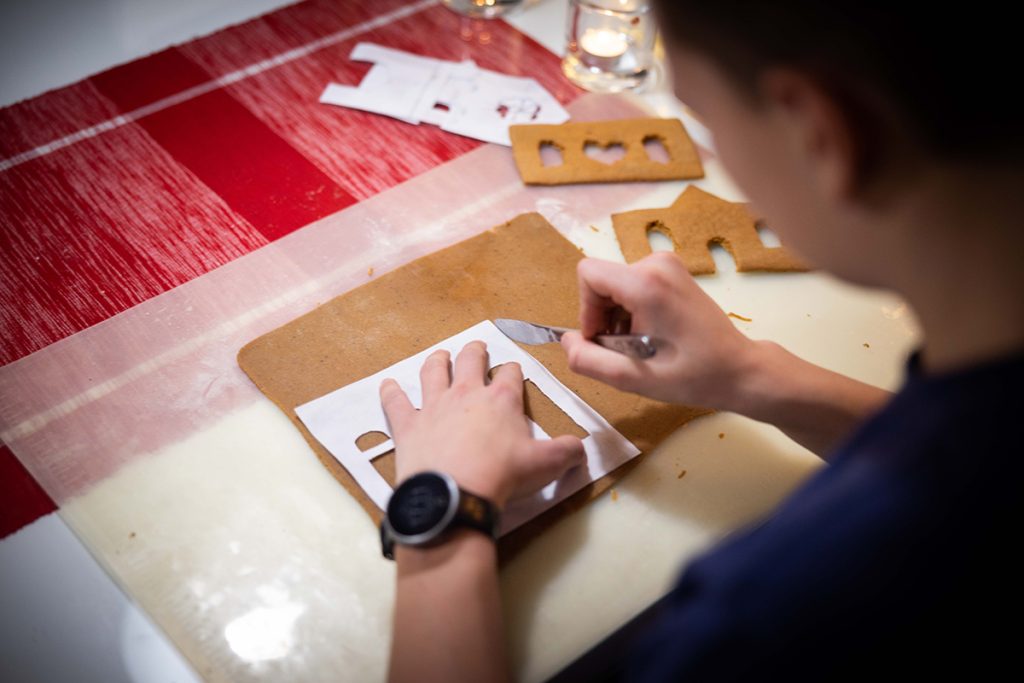 Tuomas Järvinen leikkaa piparkakkutaikinaa muotin avulla pöydän päällä