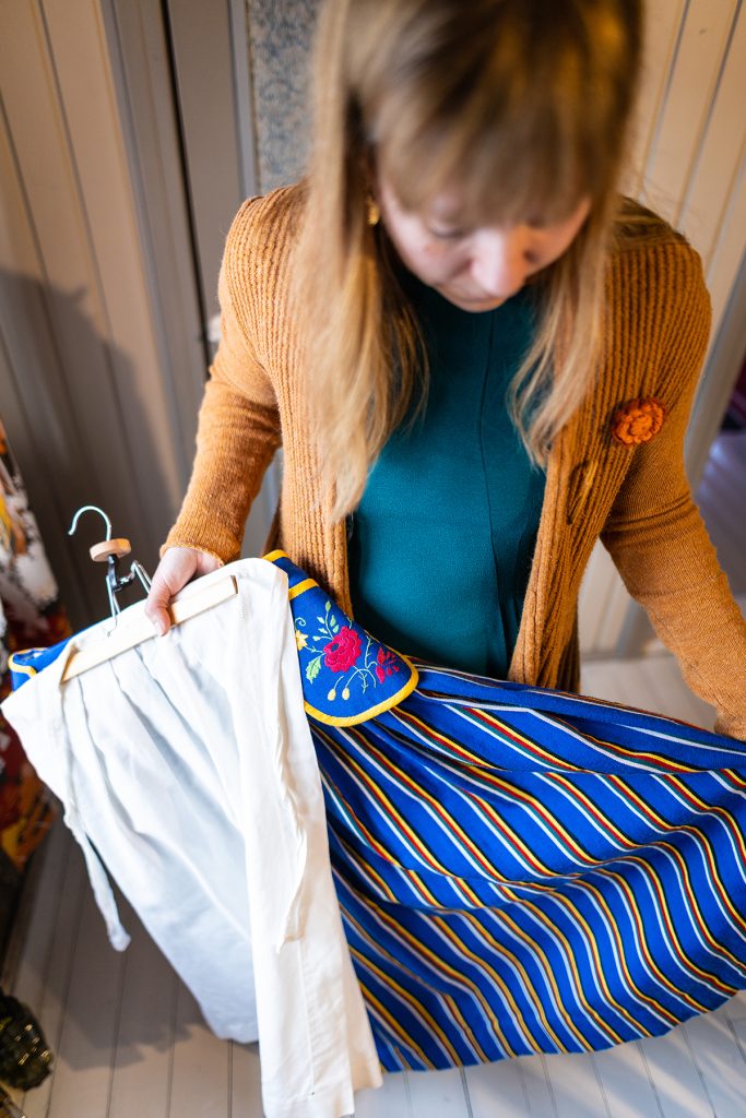 Johanna esittelee ompelemansa Munsalan kansallispuvun hametta