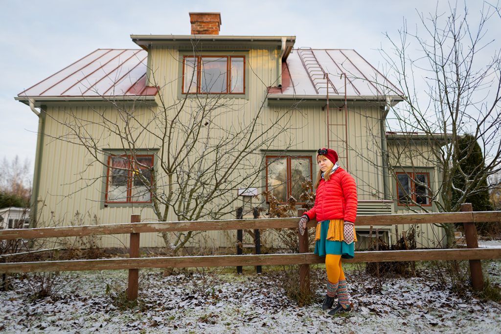 Johanna seisoo talonsa sivustalla ulkona