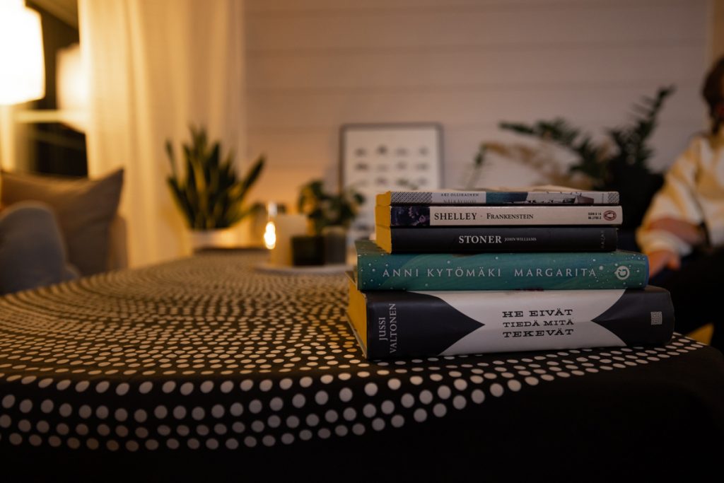 Viisi kirjaa pinossa: John Williamsin Stoner, Aki Ollikaisen Nälkävuosi, Mary Shelleyn Frankenstein,  Anni Kytömäen Margarita ja Jussi Valtosen He eivät tiedä mitä tekevät