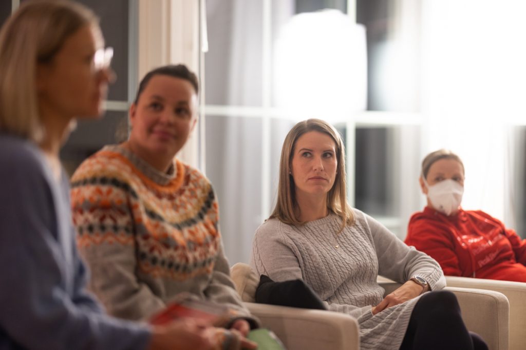 Lukupiirin neljä naista istuvat sohvatuoleilla