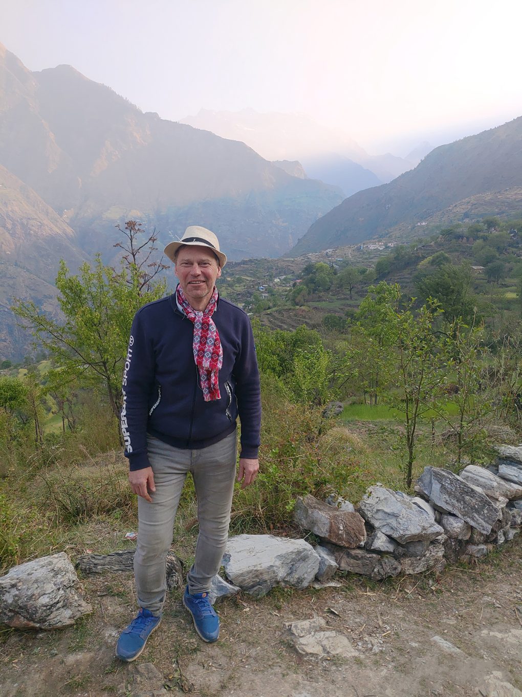 Harri Puhakainen vuoristomaisemassa