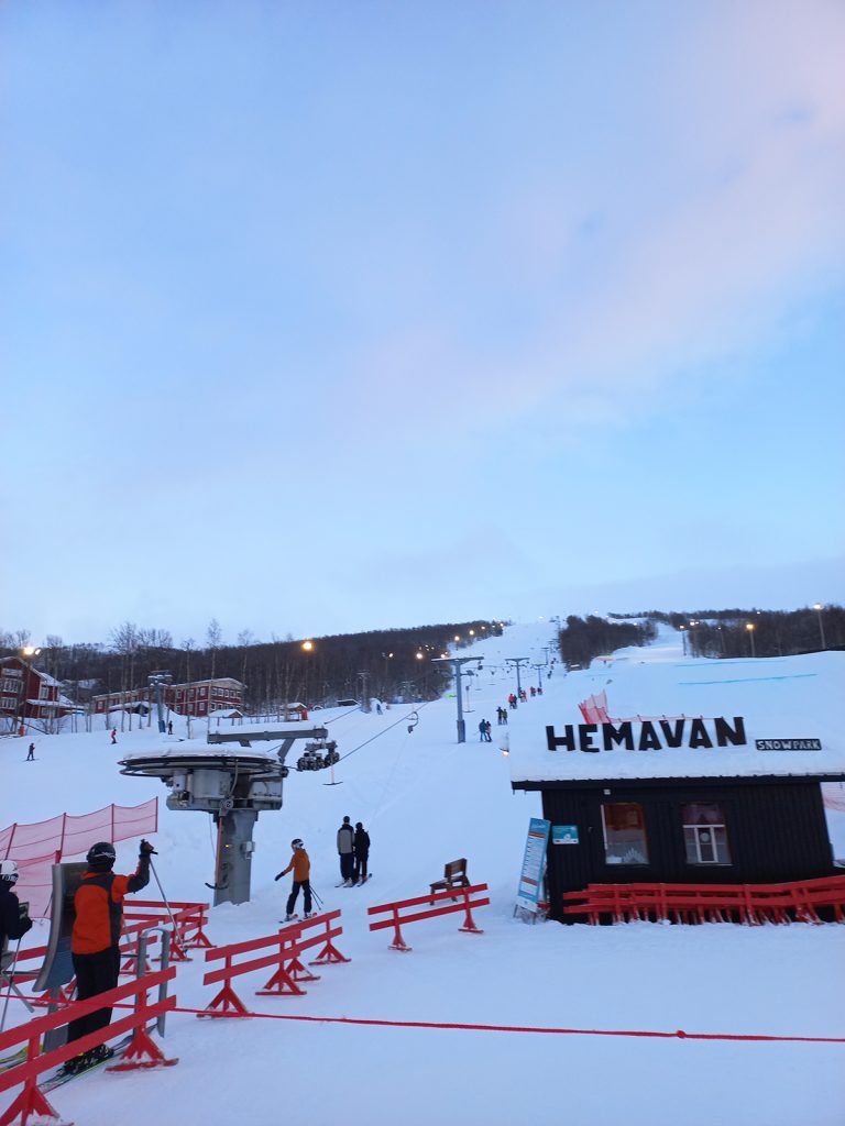 Hemavanin päärinteen hissi ja osa rinnettä