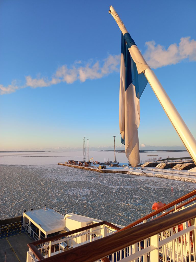 Näkymä jäiselle merelle Wasaline-laivan kannelta