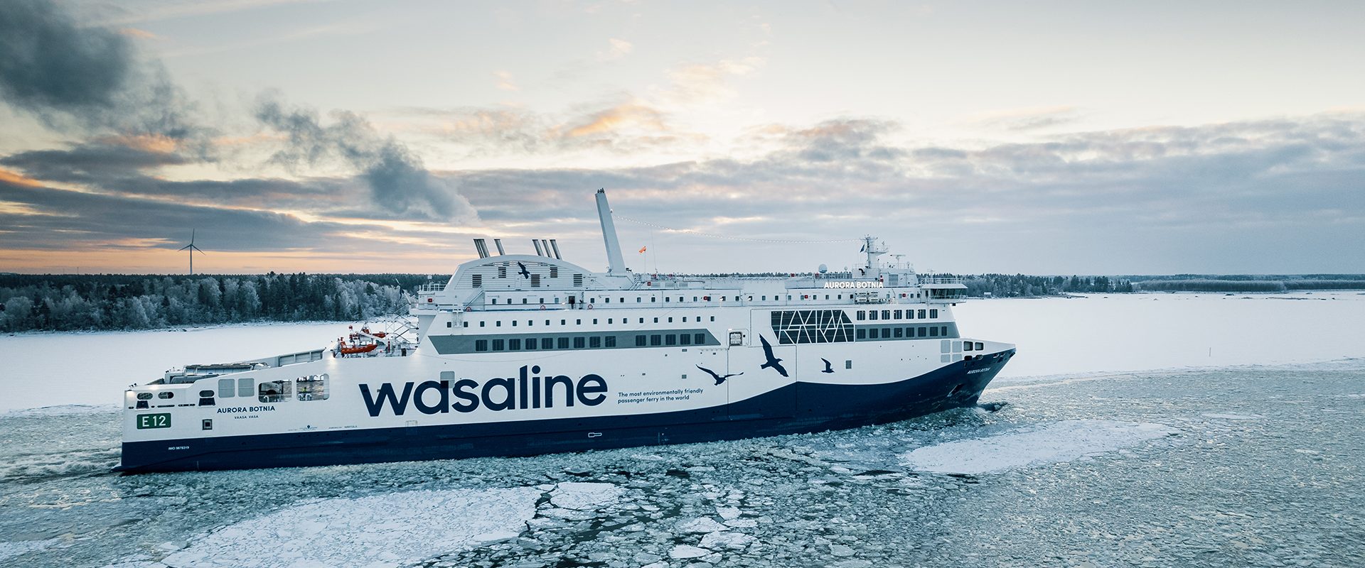 Wasalinen Aurora Botnia matkustajalaiva liikennöi jäisessä meressä