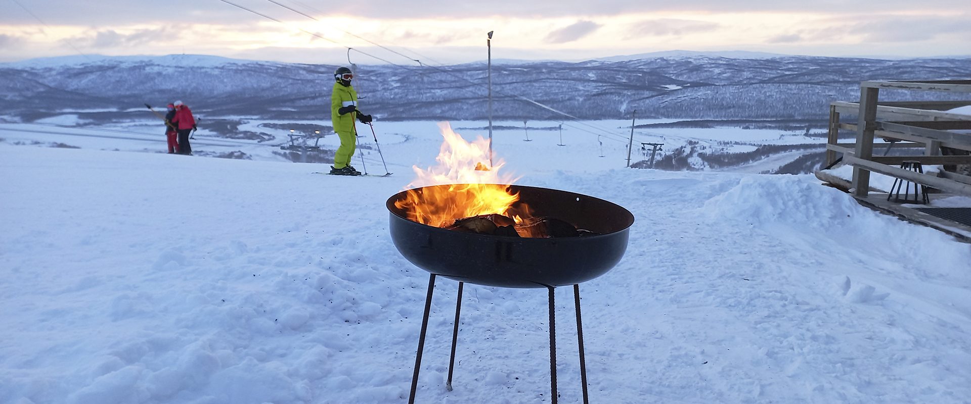 Laskettelija katselee maisemia Hemavanissa rinteen huipulla