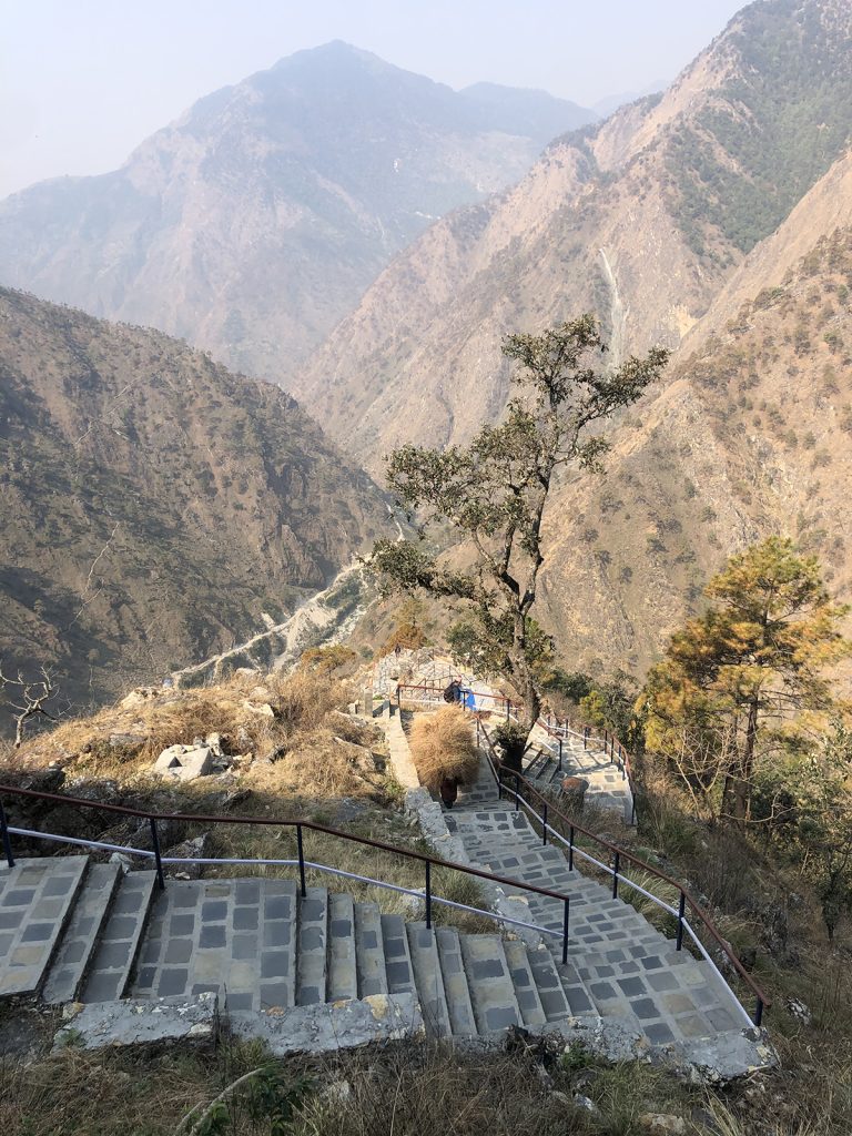 Kiemurtelevat portaat vuoristossa