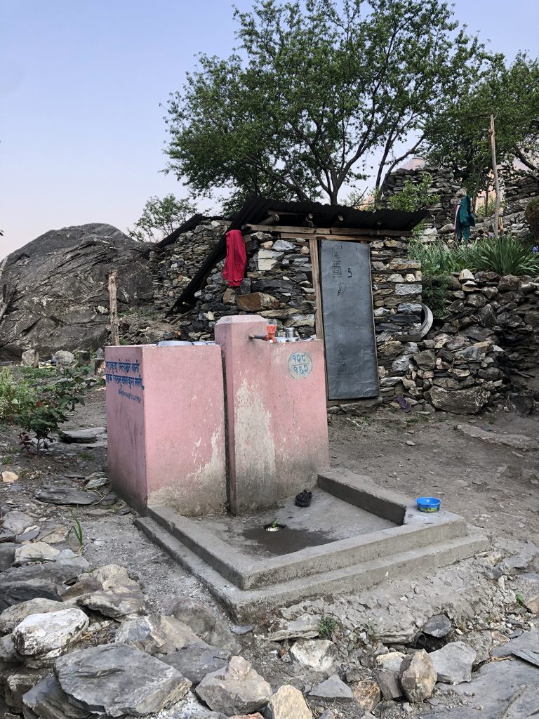 Betonista valettu vesipiste ulkona